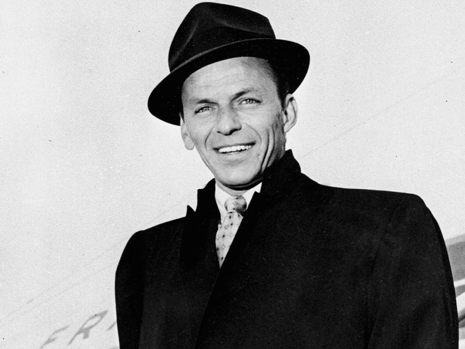 Frank Sinatra arrives in Paris, 1968