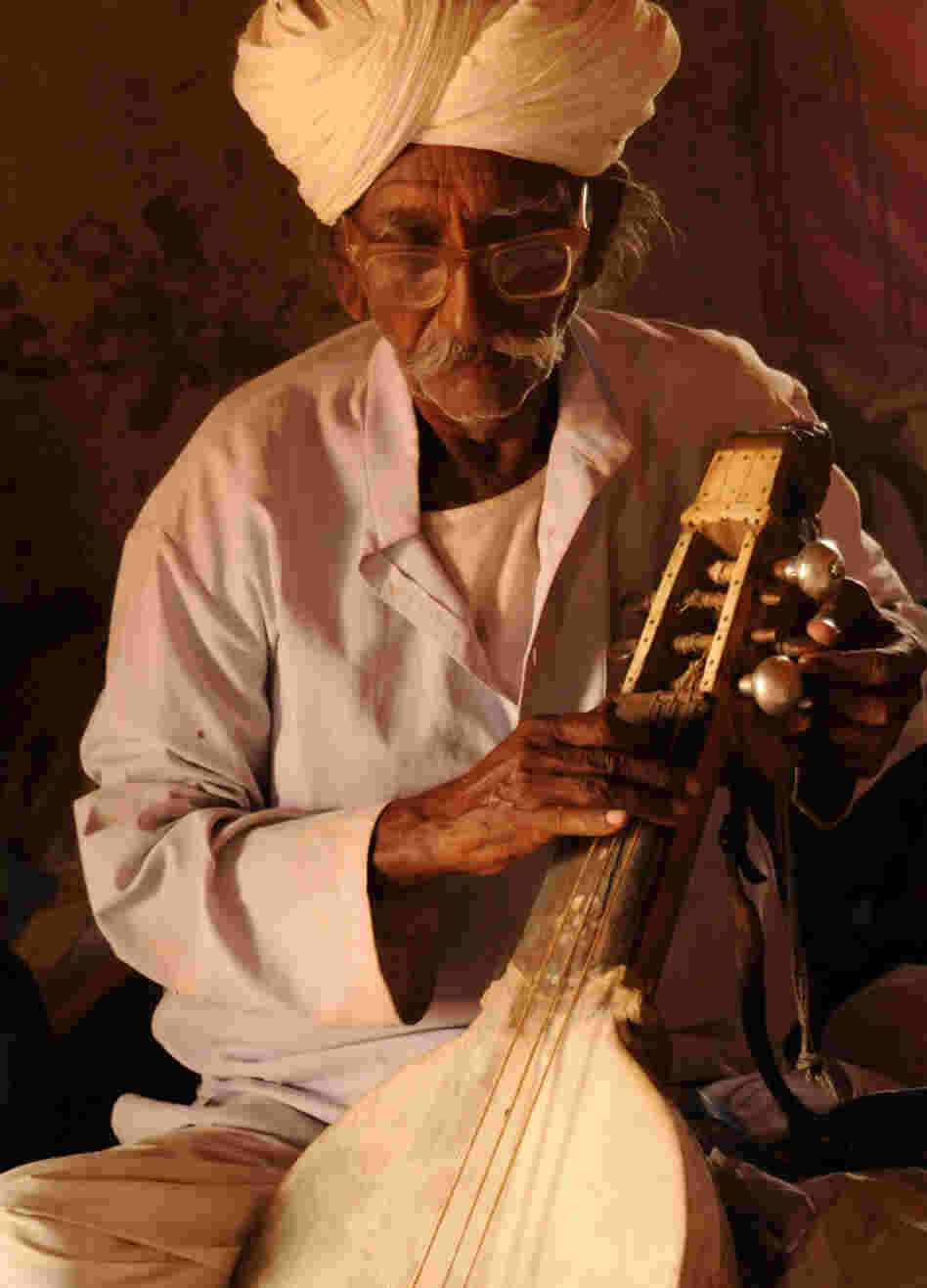 Musician Sakar Khan performs