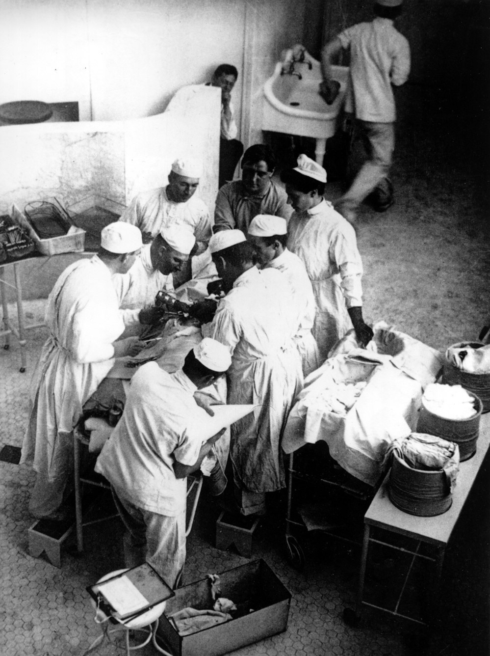 Dr. William Stewart Halsted performing a surgery in 1904