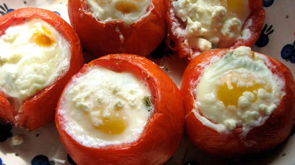 Eggs Baked With Spinach And Feta In Tomato Shell