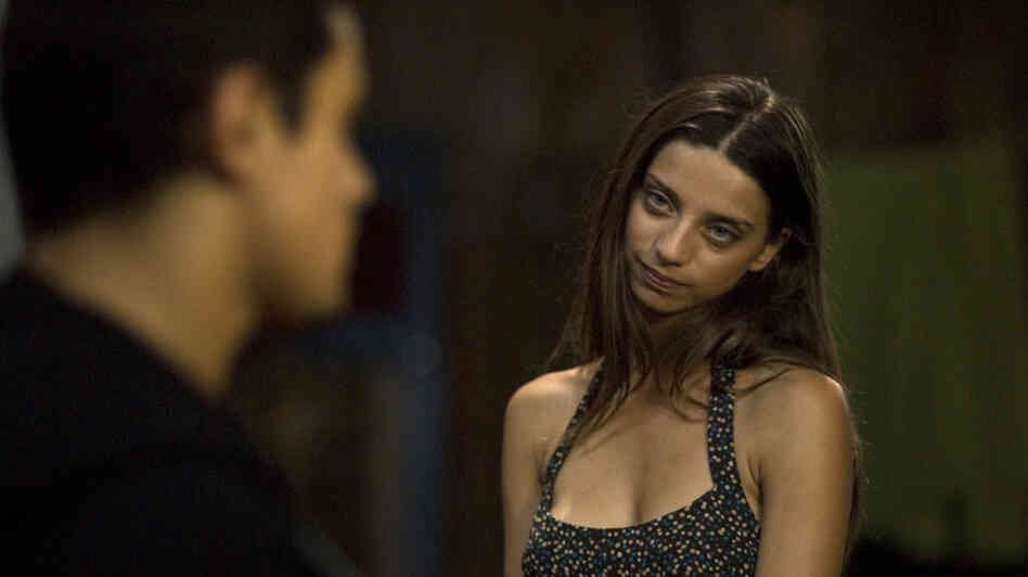 W: Jesse Garcia and Angela Sarafyan in 'A Beautiful Life' W: Jesse Garcia and Angela Sarafyan in 'A Beautiful Life'