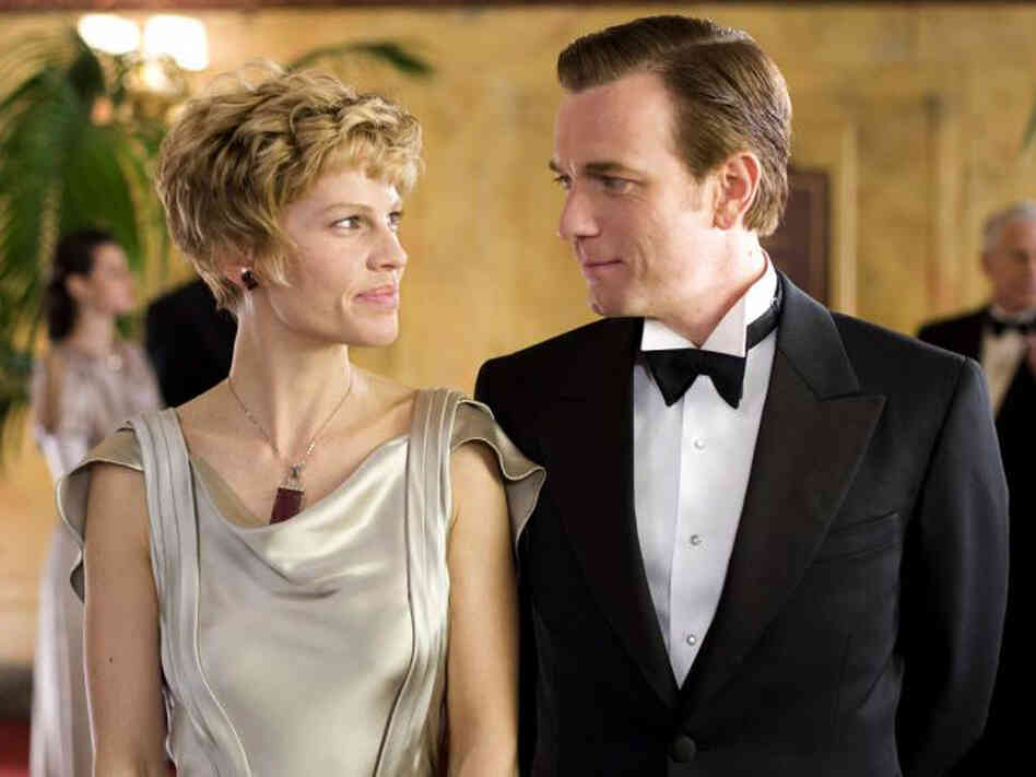 Hilary Swank and Ewan McGregor in 'Amelia'