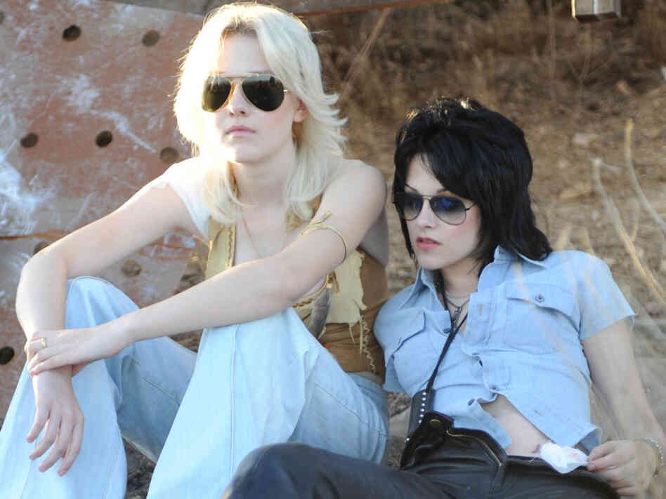 Dakota Fanning (Cherie Currie) and Kristen Stewart (Joan Jett)
