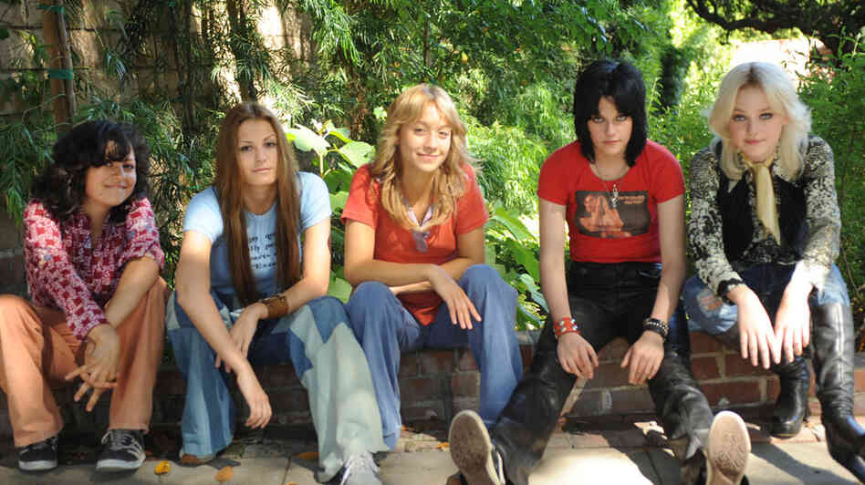 The Runaways cast: Alia Shawkat, Scout Taylor-Compton, Stella Maeve, Kristen Stewart, Dakota Fanning The Runaways cast: Alia Shawkat, Scout Taylor-Compton, Stella Maeve, Kristen Stewart, Dakota Fanning