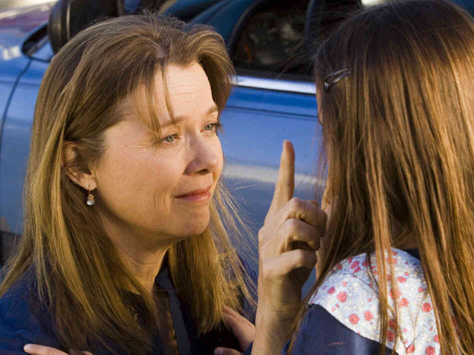 Annette Bening, Elpidia Carrillo Annette Bening, Elpidia Carrillo
