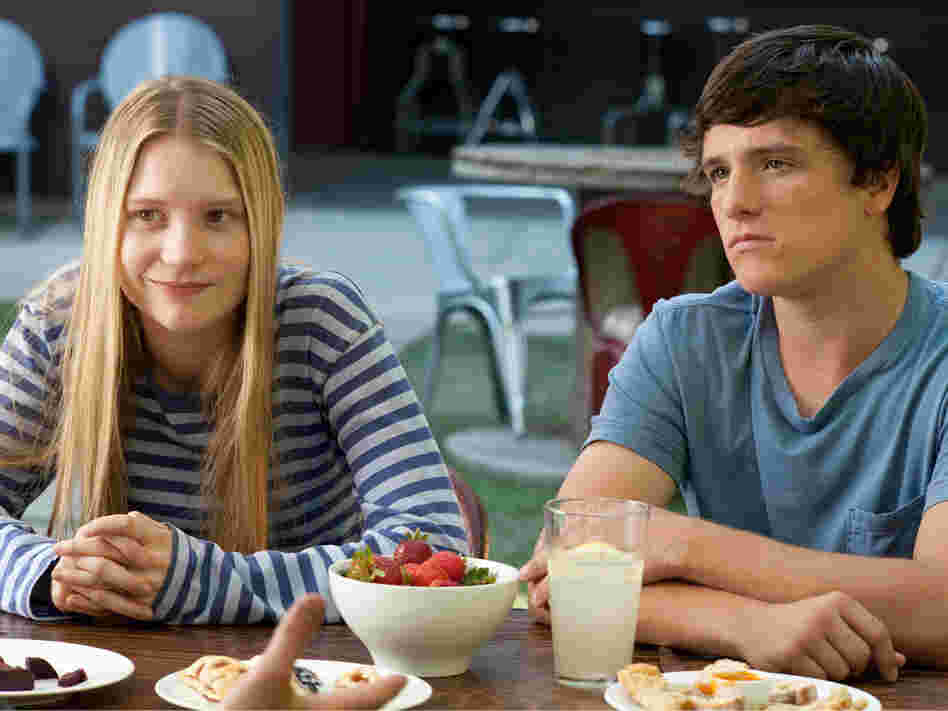 Mia Wasikowska, Josh Hutcherson
