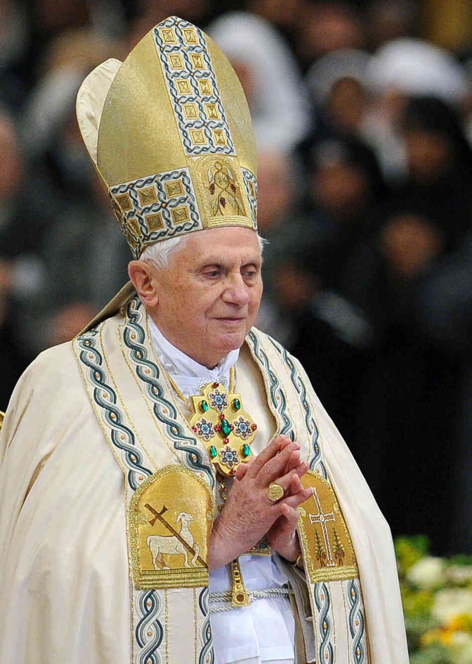 Pope asks Catholic priests to blog