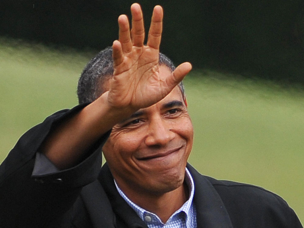 obama waves upon his return from vacation.