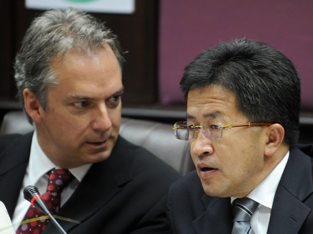 Officials discuss promising AIDS vaccine results.