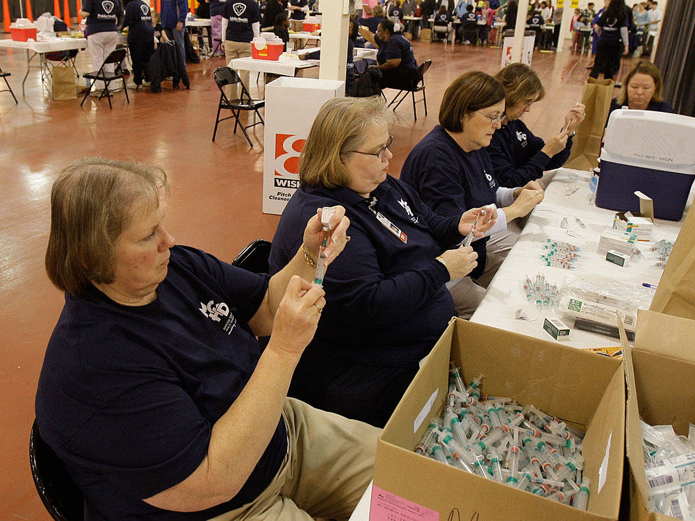  Nurses prepare swine flu vaccine.