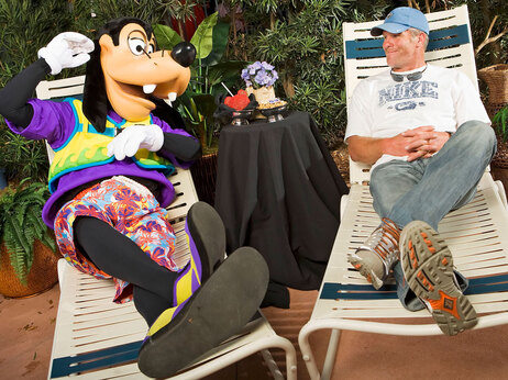 Brett Favre relaxes with Goofy.