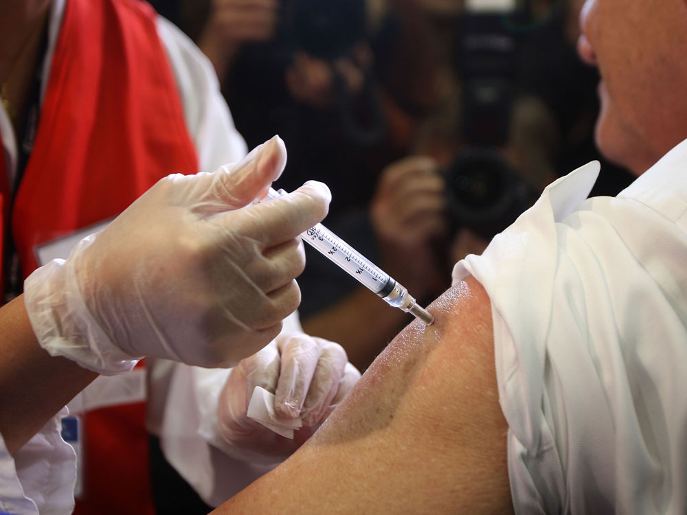 A vaccine clinic in Los Angeles County on October 23, 2009. (Photo by David McNew/Getty Images)