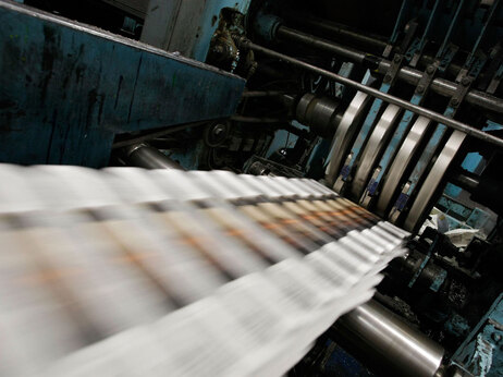 Freshly printed copies of the San Francisco Chronicle roll off the printing press at one of the Chronicle's printing facilities September 20, 2007 in San Francisco, Calif. Newspaper sales in the U.S. continue to slide as people turn to the Internet and television for their news. (Photo by Justin Sullivan/Getty Images)