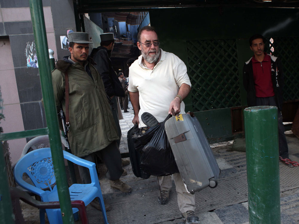 A U.N. staffer leaves a guest house on October 29, 2009 in Kabul, Afghanistan. (Photo by Majid Saeedi/Getty Images) 