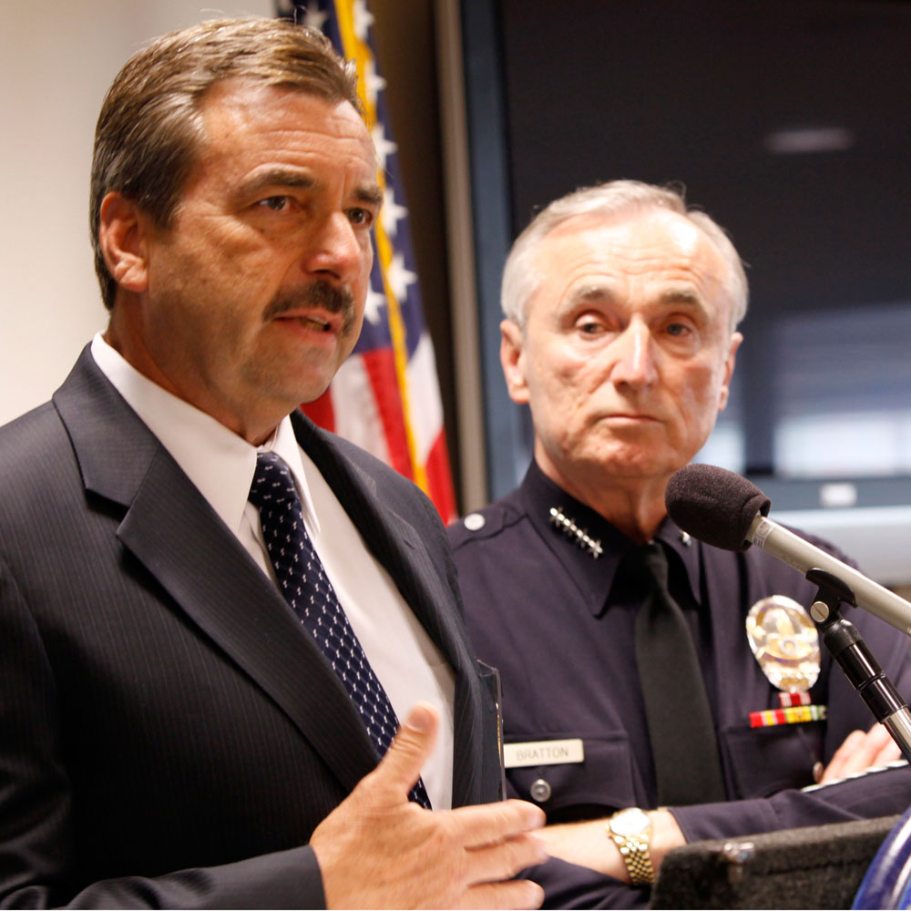 Los Angeles Police detective Charlie Beck, left, speaks during a news conference Friday June 5, 2009 in Los Angeles. At right is Los Angeles Police Chief William Bratton. (AP Photo/Nick Ut)