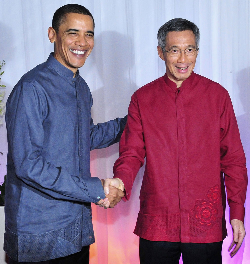 Prime Minister Lee Hsien Loong (R) shakes hands Saturday with President Barack Obama prior to the state dinner in Singapore. (Photo by Pool/Getty Images) .