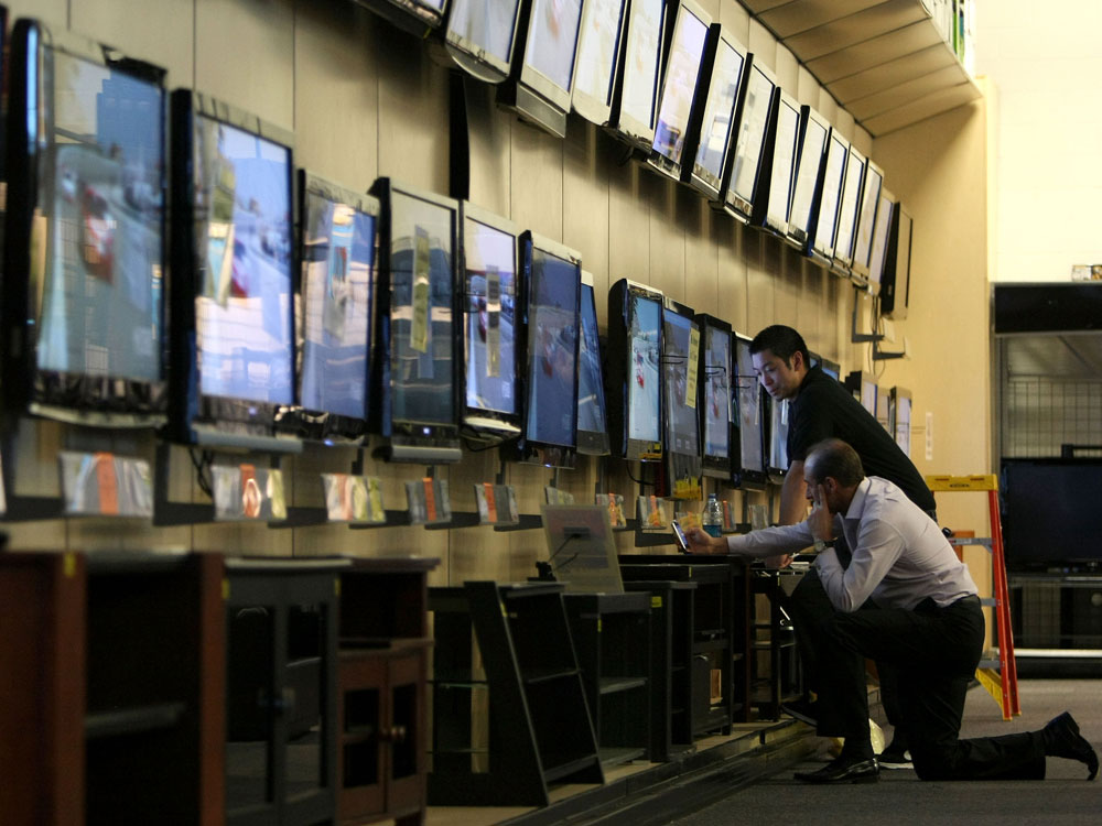  Customers look at a display of flat screened televisions at a Best Buy store April 15, 2009 in San Francisco, California. (Photo by Justin Sullivan/Getty Images) 