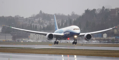 Dreamliner landing.