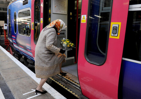 Queen Elizabeth takes train.