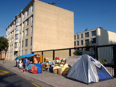 People camp outside their homes at the Yungay neighborhood in Santiago, Sunday, Feb. 28, 2010. (AP Photo/Carlos Espinoza)