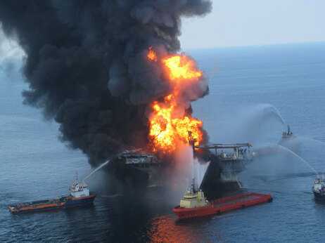 The burning off-shore oil platform Deepwater Horizon has sunk in the Gulf of Mexico.
