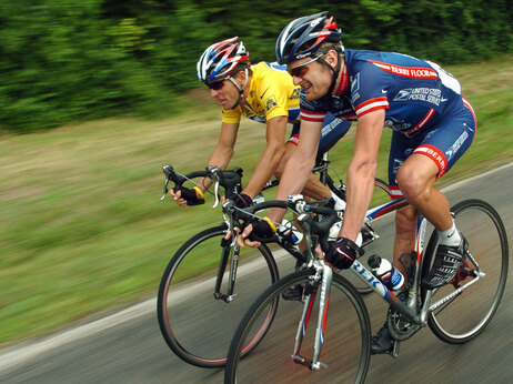 Yellow jersey US Lance Armstrong (US Postal/USA) talks with his teammate US Floyd Landis during the 18th stage of the 91st Tour de France cycling race between Annemasse and Lons-le-Saunier in front of 23 July 2004. (Photo by Martin Bureau/AFP/Getty Images)