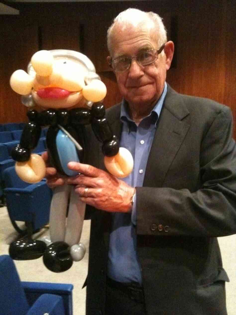 Photo of Carl Kasell with balloon likeness. Photo of Carl Kasell with balloon likeness.