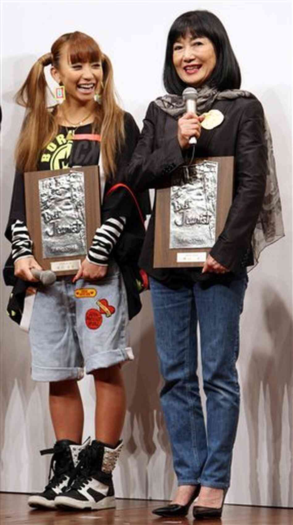 First lady Miyuki Hatoyama holds award. First lady Miyuki Hatoyama holds award.