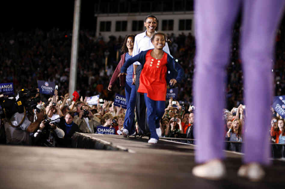 Obama and daughters Sasha and Malia join his wife, Michelle, at a campaign rally in Springfield, Mo.