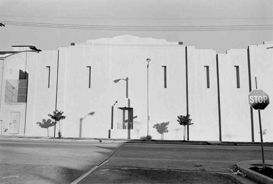 Hollywood, Calif., 1972, by American photographer Henry Wessel Jr.