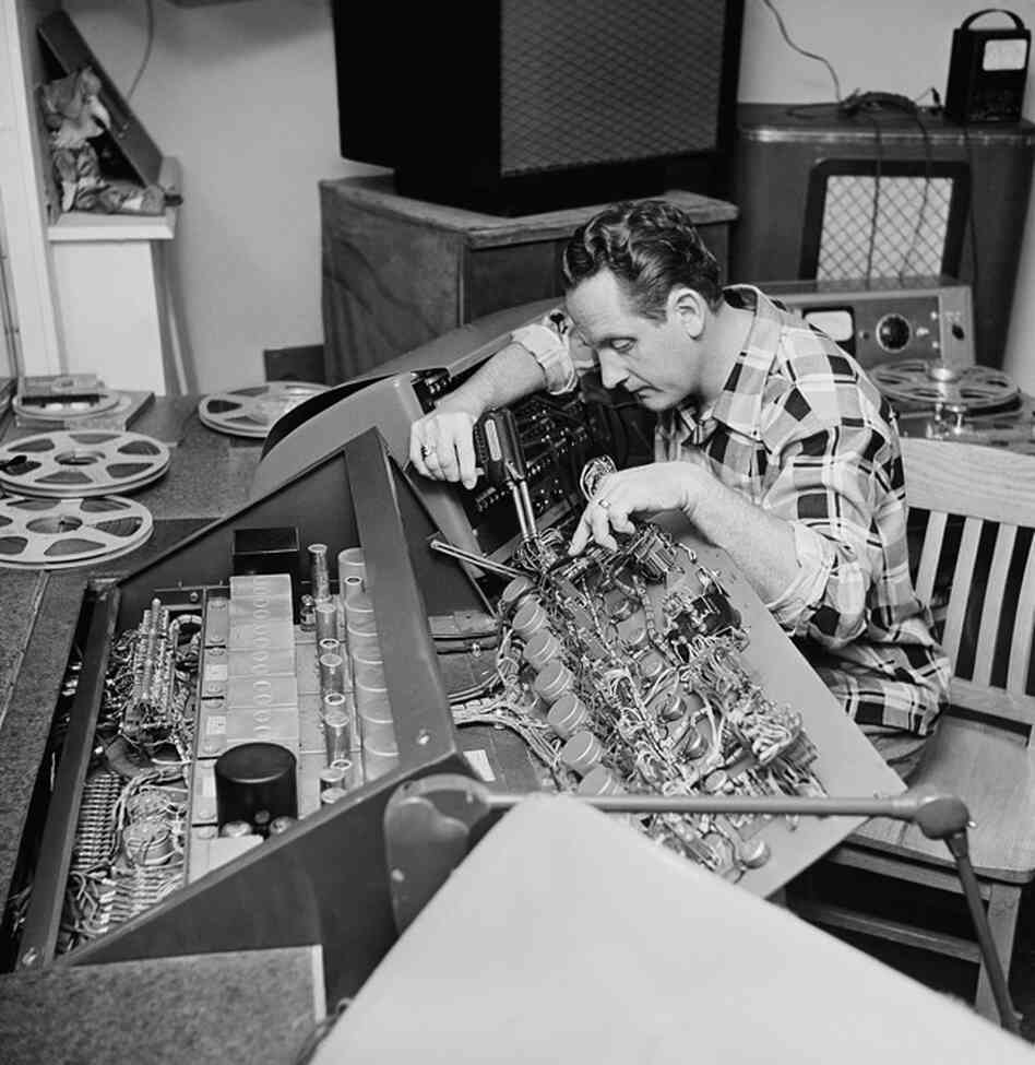 Paul repairs one of the many control boards in his New Jersey home on Dec. 20, 1953. He popularized the use of multitrack recording, which has influenced many recording artists since. 