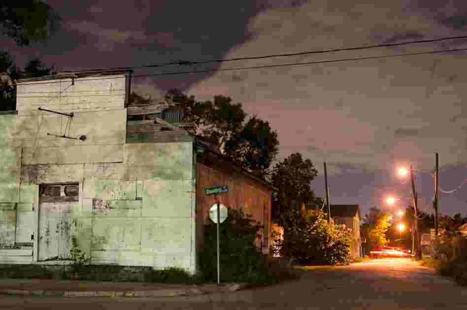 Dowling Street is the hub of the Third Ward, but has experienced economic decline since the racial integration of Houston in the 1960s and 1970s. Here, an abandoned building can be seen off Dowling Street.
