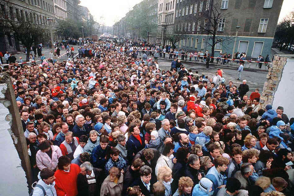 Thousands of East Berliners cross through an opening in the wall, traveling freely to the West for the first time since 1961. 