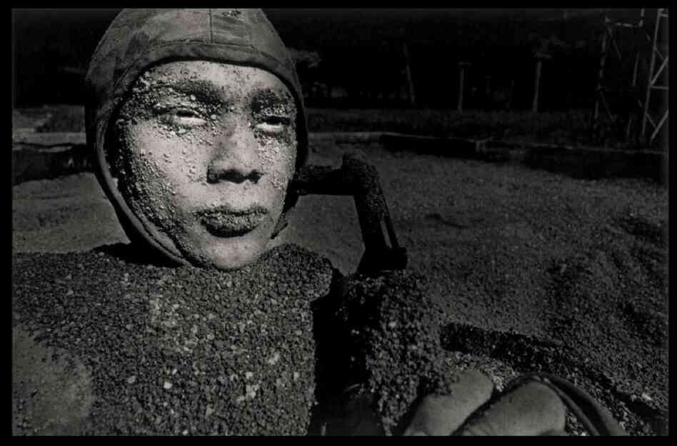 A soldier emerges after breathing through a reed underground, during special troops training. Los Palacios, 2000.