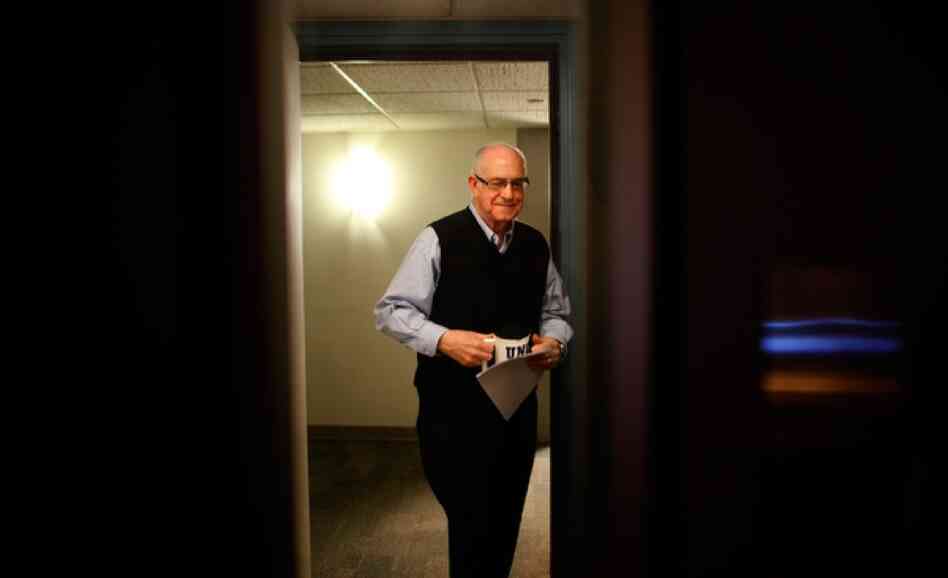 Kasell enters the studio to read the final newscast of his career. A veteran broadcaster, his news career spanned more than 50 years.
