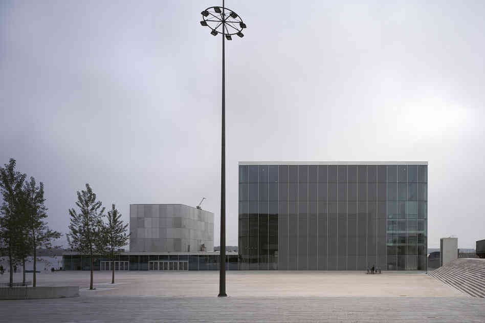 De Kunstlinie Theater and Cultural Center (Almere, Netherlands, 2007).
