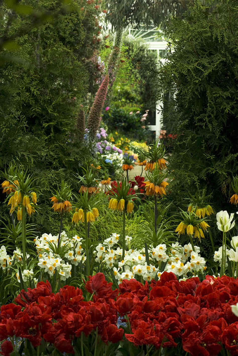 Though no paintings or drawings of Emily Dickinson's own garden exist, the New York Botanical Garden drew on descriptions in letters and poems, as well as descriptions from Dickinson's niece, to re-create gardens overflowing with flowers. 