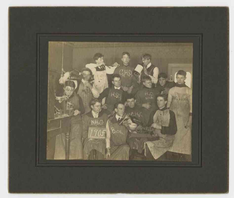 Ohio Wesleyan College chemistry class photo, 1905, unknown photographer