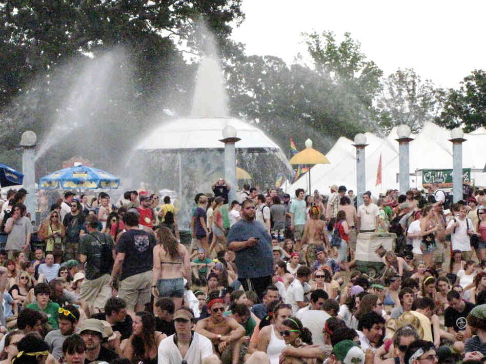 A huge crowd gathers at a fountain at Bonnaroo A huge crowd gathers at a fountain at Bonnaroo