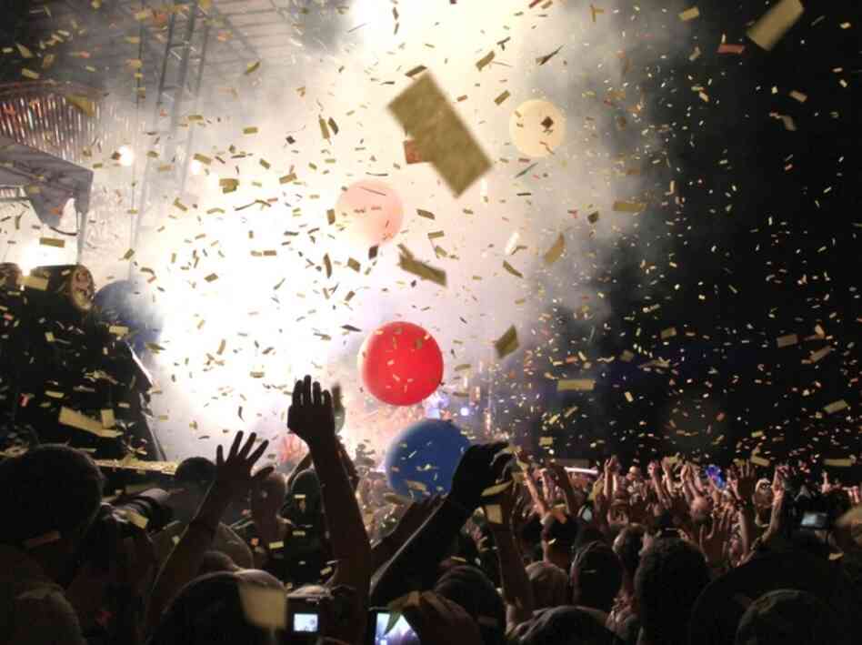 A crowd cheers The Flaming Lips; credit: Wills Glasspiegel A crowd cheers The Flaming Lips; credit: Wills Glasspiegel