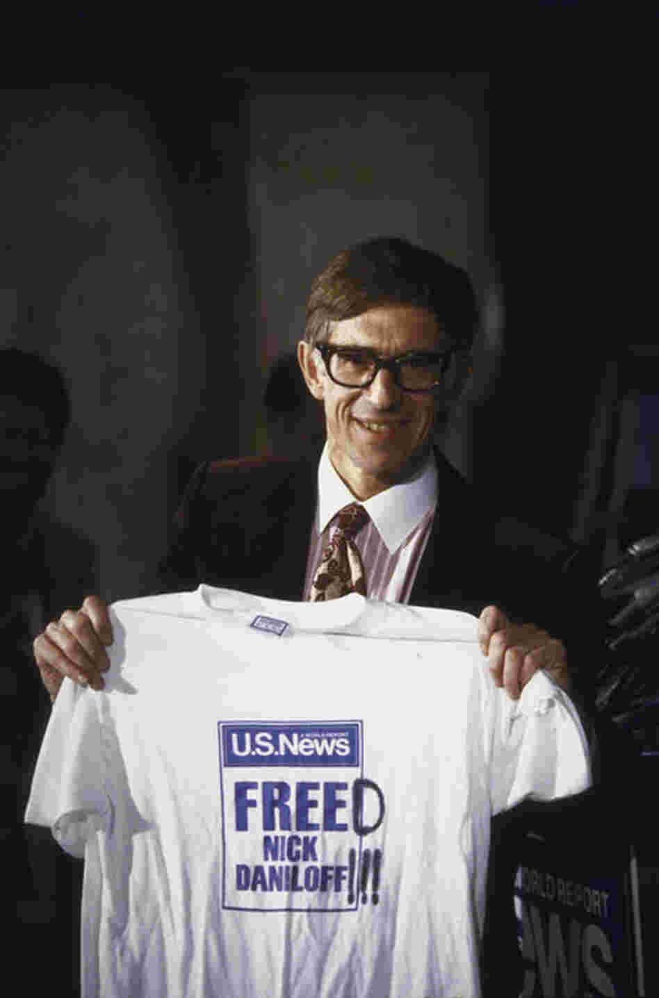 U.S. journalist Nicholas Daniloff poses at a press conference in September 1986 after his release from detainment in Russia on espionage charges. 