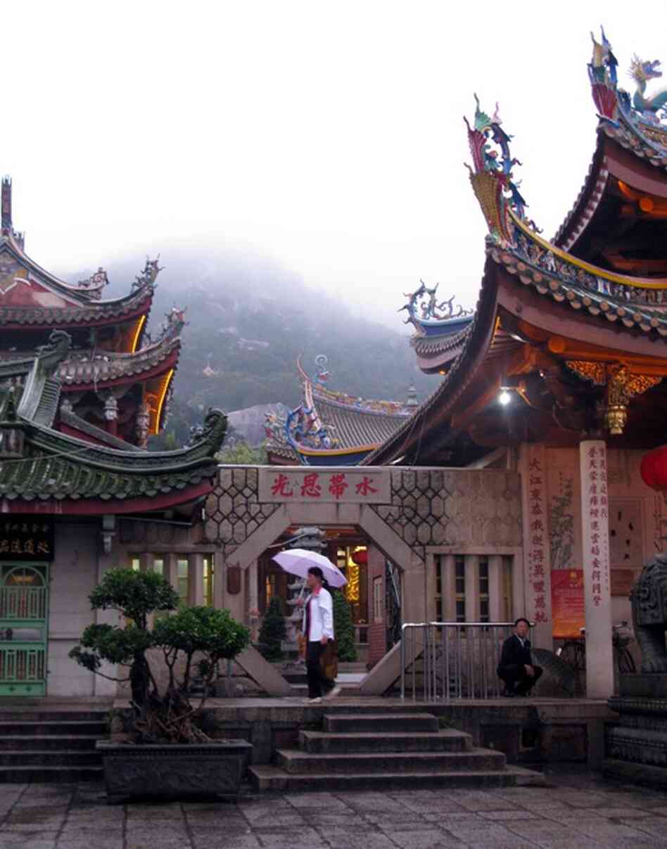 The Nanputuo Temple set up the first religious philanthropic foundation in China in 1994. Religious institutions around China are beginning to play a much larger role in aid work.