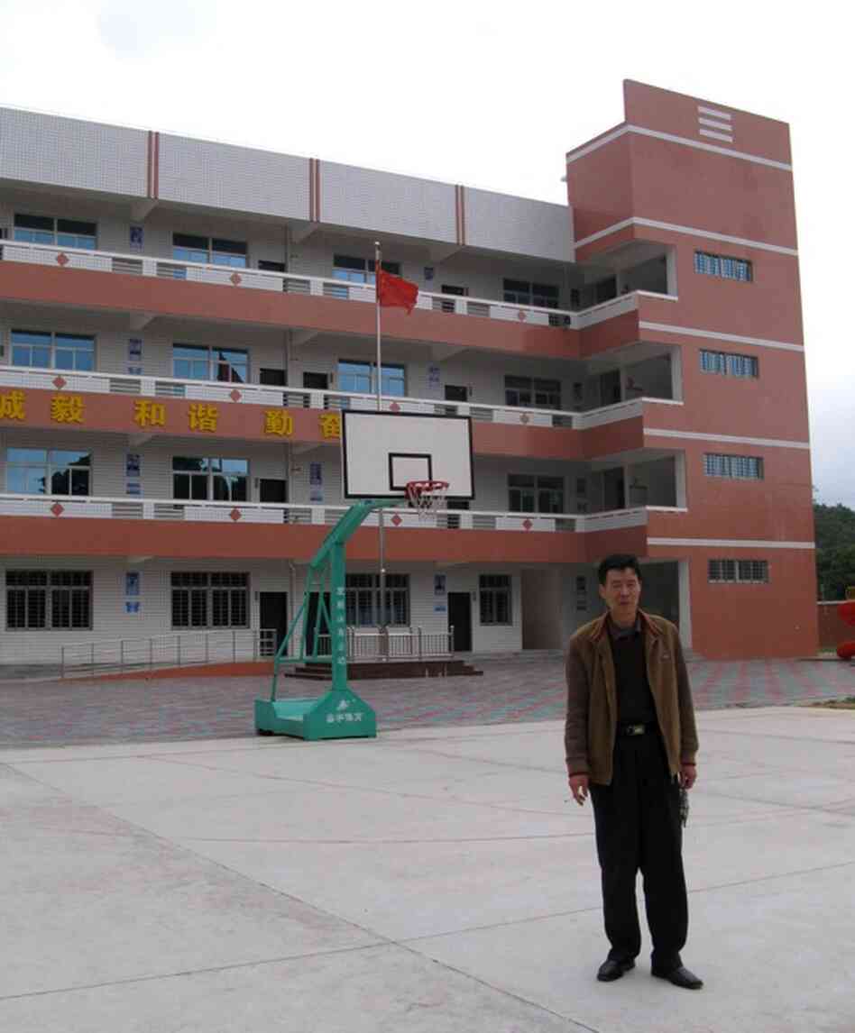 The foundation also donated $20,000 to Neicuo primary school in Xiamen to help construct new buildings. "I think one of the main functions of these foundations is to provide financial aid to schools," says headmaster Song Xubo.