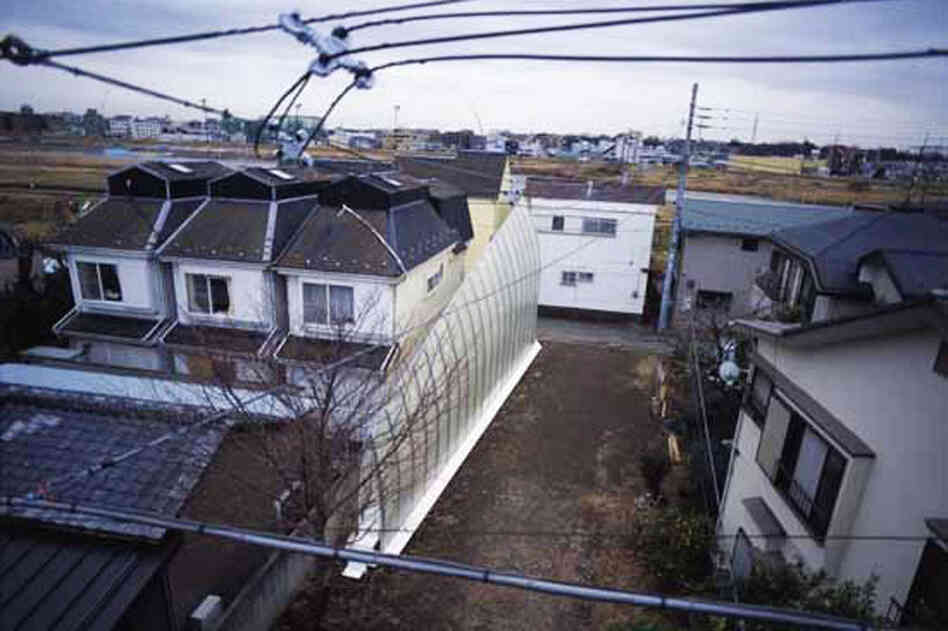 "Lucky Drops" sits between other more traditional houses.The name refers to "squeezing the last drop" of volume out of extremely limited space.