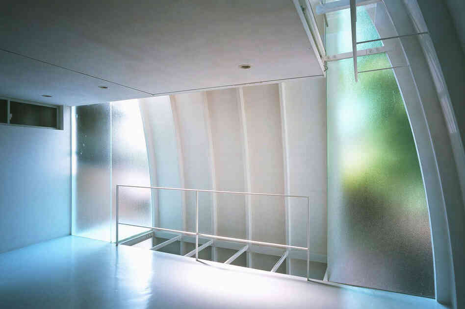 The first floor of "Penguin House" is a music studio, and the second floor is the bedroom.