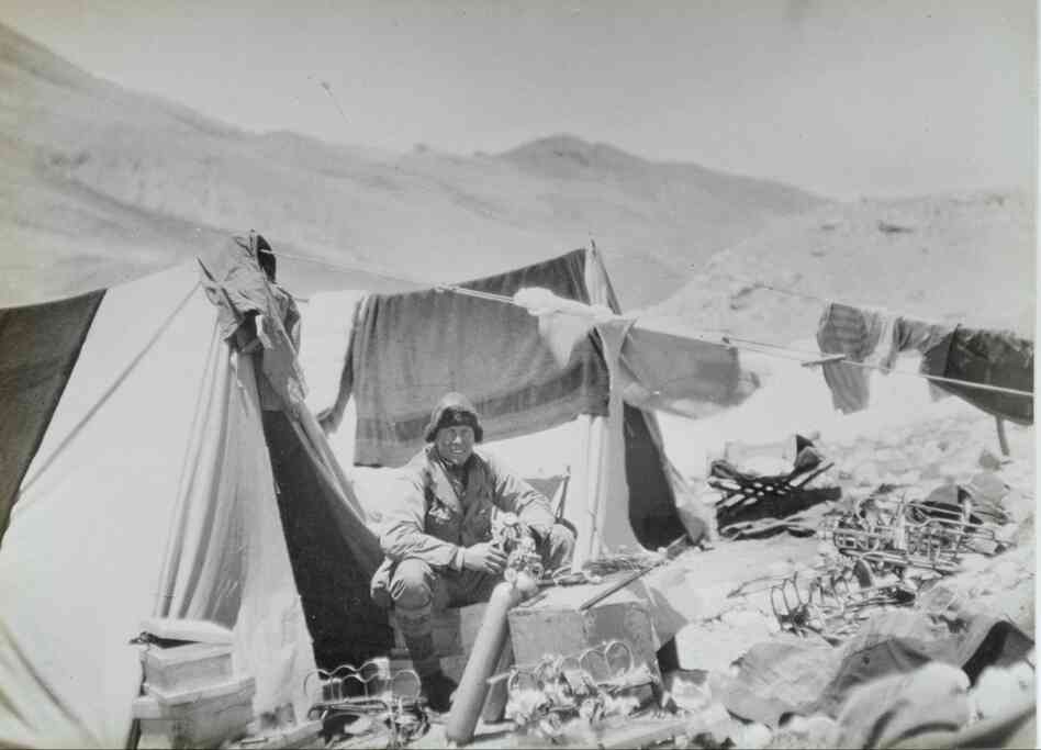 A photograph taken by Bentley Beetham shows Sandy Irvine fixing an oxygen cylinder.