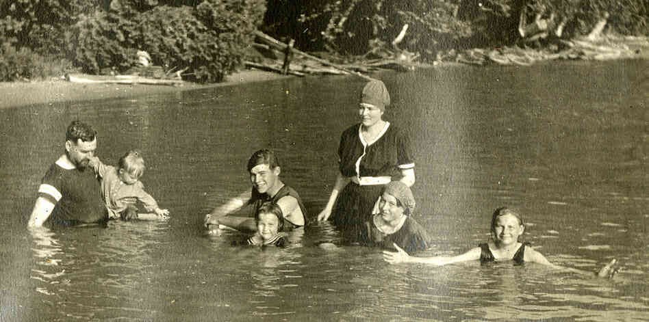 The Hemingways swim at Windermere, 1915. From left: Clarence, Leicester, Ernest, Carol, Ursula, Marcelline and Madelaine.