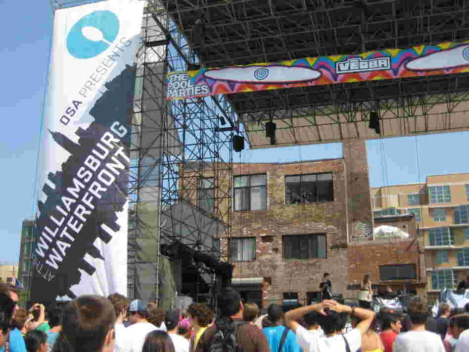 Glasser performsat a Pool Party Glasser performsat a Pool Party