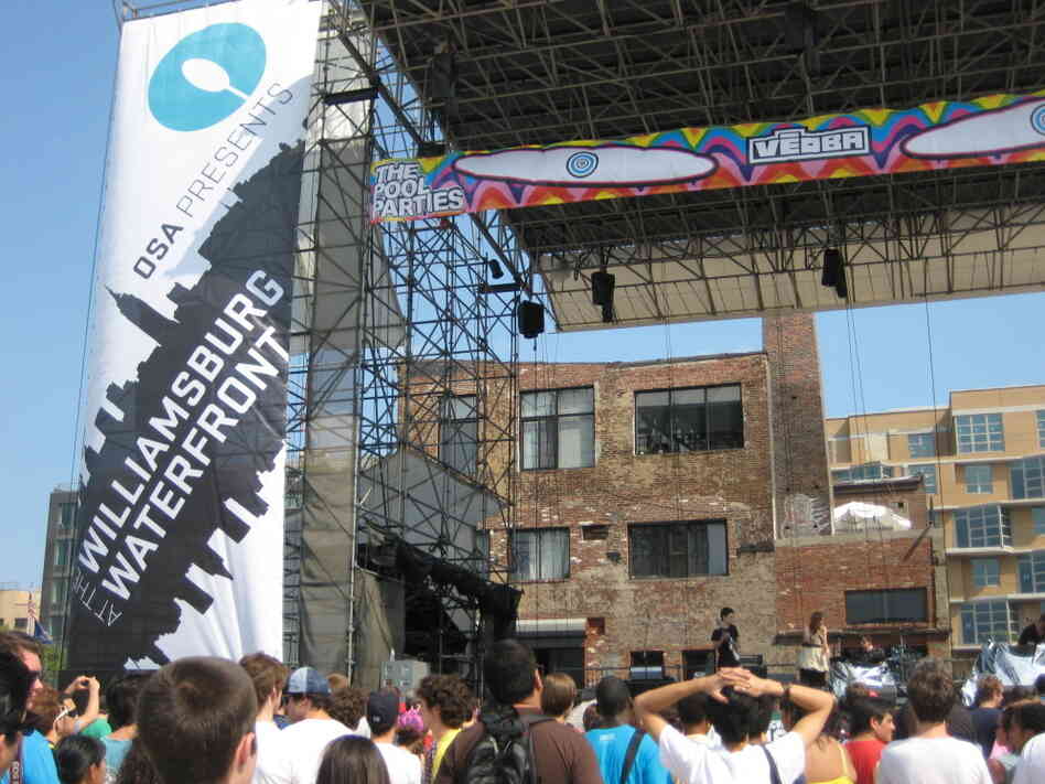 Glasser performsat a Pool Party Glasser performsat a Pool Party