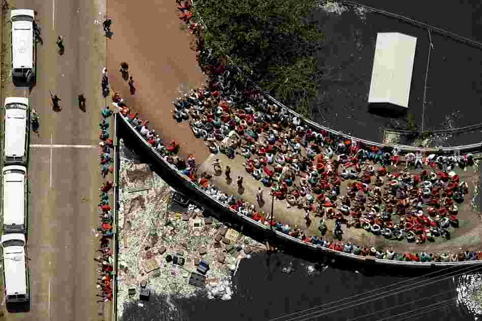 Orleans Parish prisoners are held on an overpass on Aug. 30, 2005. 